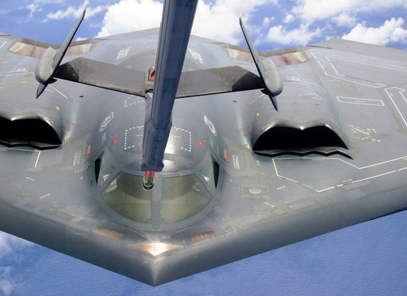 Máy bay ném bom chiến lược tàng hình B-2 Mỹ tiếp dầu trên không
